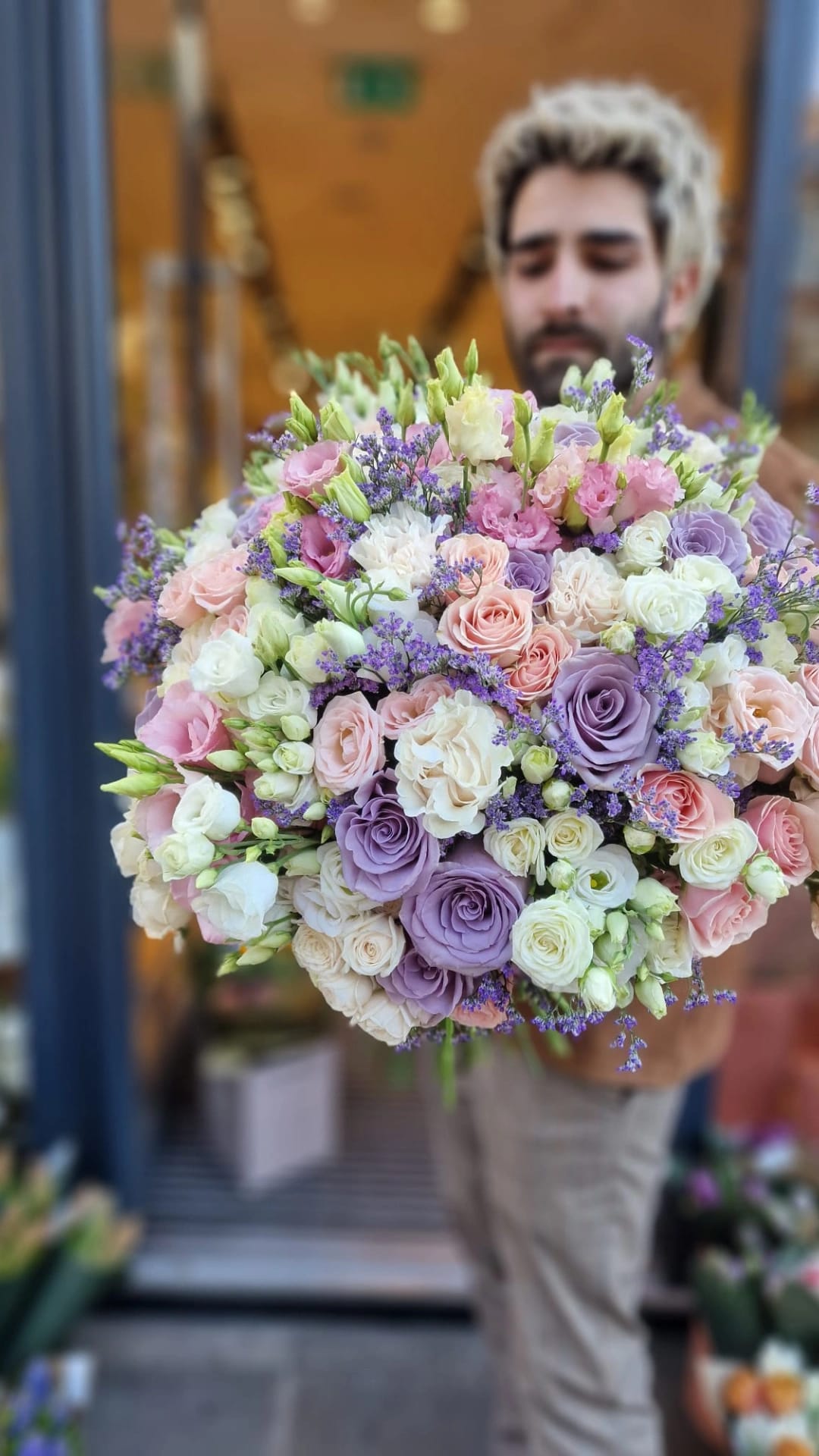 Luxury flower delivery in Chelsea – extra-large dome bouquet with roses and pastel blooms by Bernard Rochet